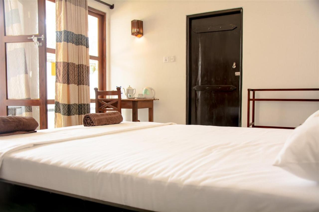 Bed and Breakfast Sailors' Bay Hikkaduwa Esterno foto